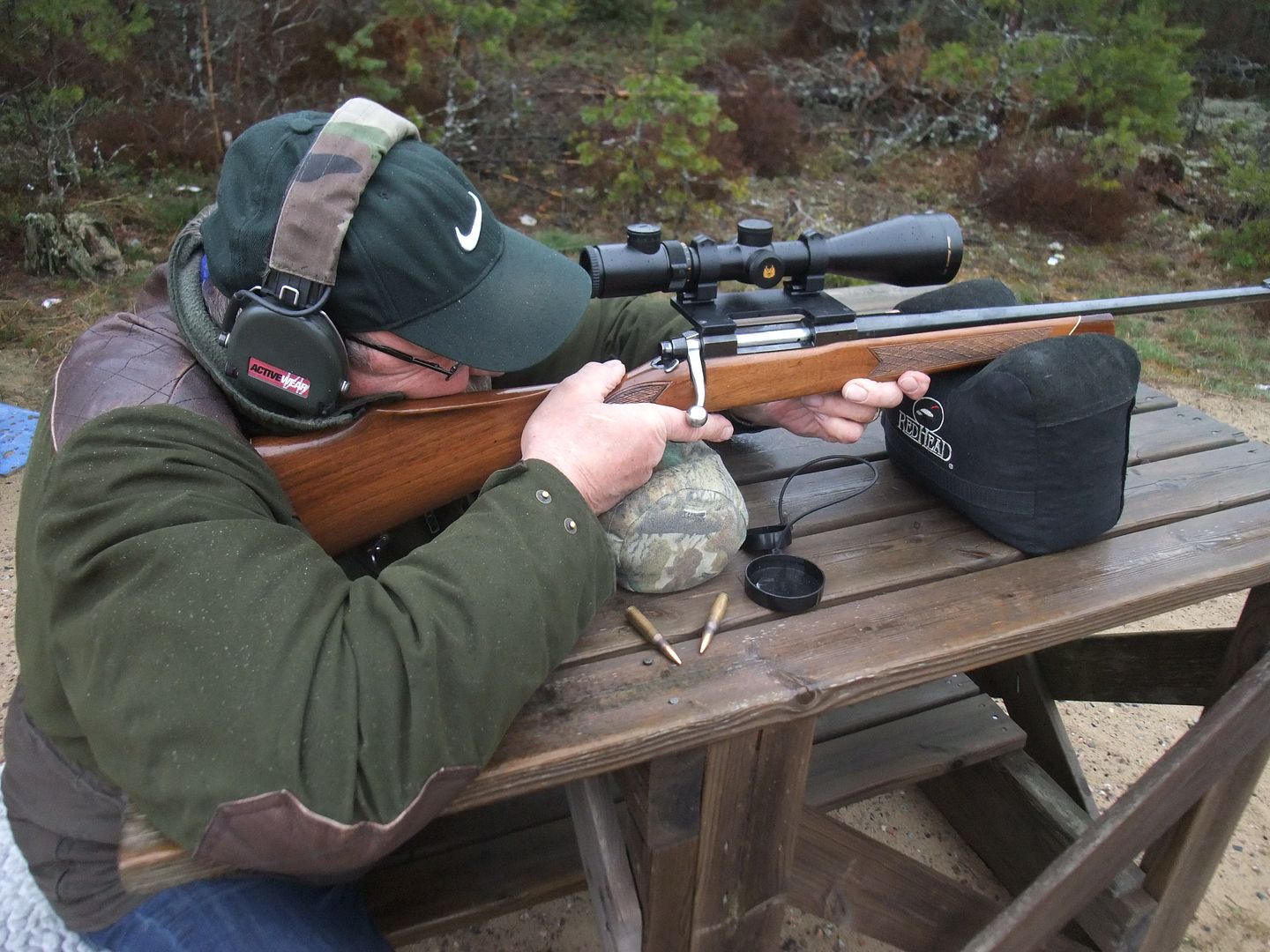 A mounting plate for shooting a scoped rifle with left eye on a right